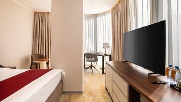 Habitación doble superior, vistas a la ciudad | Caja fuerte, cortinas opacas, sistema de insonorización