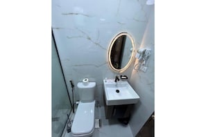 Shower, slippers, soap, shampoo - Diark Pyramids Hotel (Cairo)