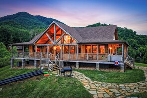 Exterior - New Listing, Hot Tub, Game Room, Relaxing Outdoor Space, Putting Green (Sevierville)