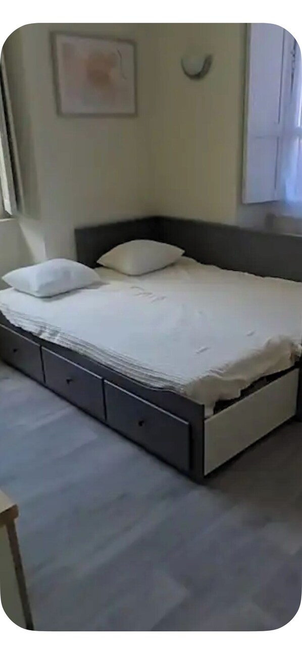 Room - Vrbo Property (Montauban-de-Luchon)