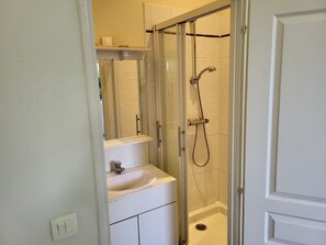 Bathroom - Vrbo Property (Montauban-de-Luchon)