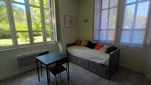 Room - Vrbo Property (Montauban-de-Luchon)
