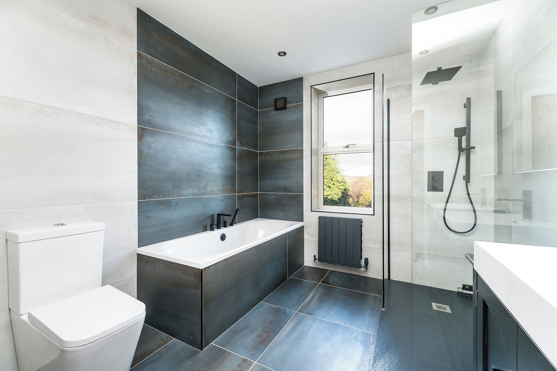Un bagno moderno con un WC, una vasca e una doccia.