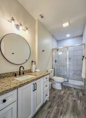 Bathroom - Terrific 2-bedroom house with AC in a minute from Kickapoo Lucky casino (Eagle Pass)