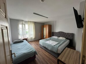Zweibettzimmer, Balkon, Stadtblick | Schreibtisch, kostenloses WLAN