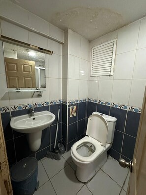 Zweibettzimmer, Balkon, Stadtblick | Badezimmer | Kostenlose Toilettenartikel, Handtücher, Seife, Shampoo