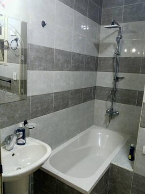 Bathroom - Nice 2-bedroom apartment with AC in vibrant Cairo Governorate (Cairo Governorate)