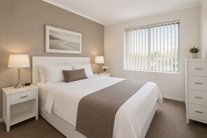 Classic Room | Iron/ironing board, free WiFi - Maple & Metro Suites (Toronto)