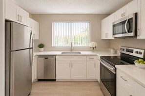 Classic Room | Private kitchen | Fridge, microwave, oven, stovetop - Maple & Metro Suites (Toronto)