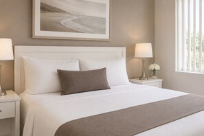 Classic Room | Iron/ironing board, free WiFi - Maple & Metro Suites (Toronto)