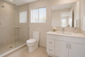 Classic Room | Bathroom | Free toiletries, hair dryer, towels, soap - Maple & Metro Suites (Toronto)