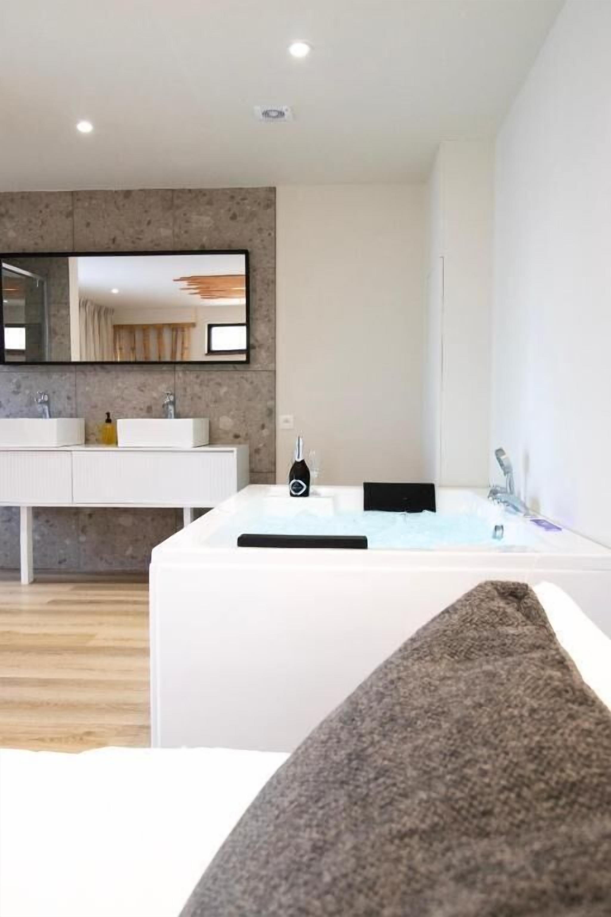 Premium Double Room, Garden View | Bathroom