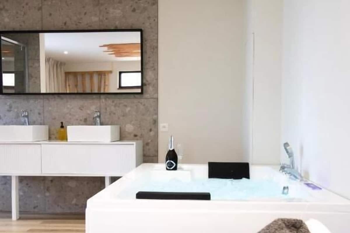 Chambre Prestige double, vue sur le jardin | Salle de bain | Pantoufles