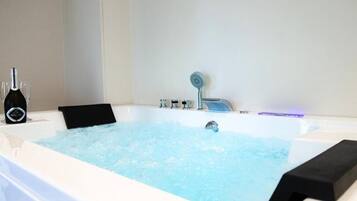 Premium Double Room, Garden View | Private spa tub