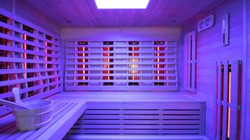 Un sauna avec des bancs en bois, un plancher incliné et une lucarne.