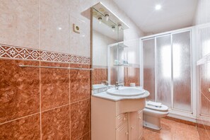 Deluxe Apartment, Balcony | Bathroom | Shower, towels, soap, shampoo - Retiro VIII (Madrid)