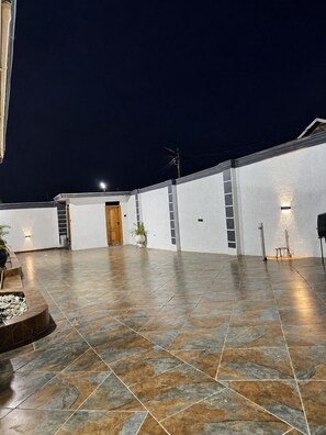 Terrace/patio - The Urban Escape- A Full 3 Bedroom House With Private Pool (Kwabenya)