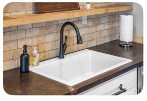Bathroom - Beautiful Home in Historic Downtown Clinton (Clinton)