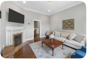 Living area - Beautiful Home in Historic Downtown Clinton (Clinton)