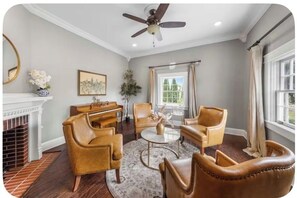 Living area - Beautiful Home in Historic Downtown Clinton (Clinton)