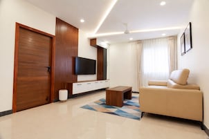 Luxury Suite, Balcony, City View | Living area