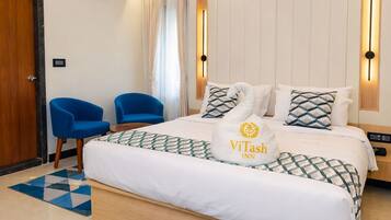 Luxury Suite, City View | Peti besi dalam bilik, meja, ruang kerja komputer riba