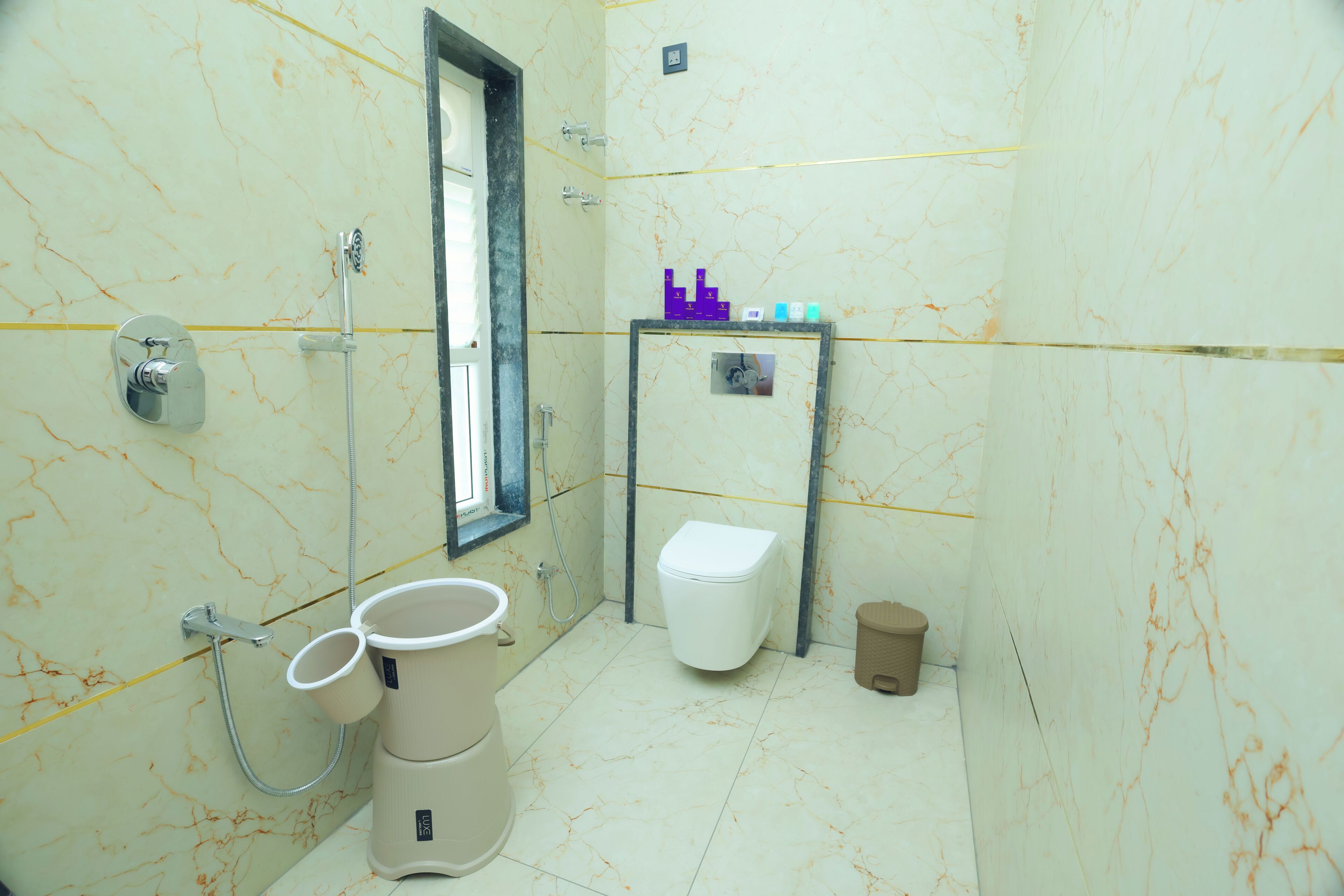 Un baño con inodoro, bidé y ducha.