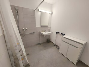 Dusche, Haartrockner, Handtücher
