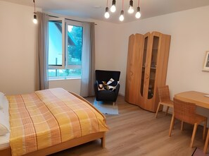 WiFi, bed sheets, wheelchair access - Studio Apartment 'Gästeappartement - Wohnen Daheim' with Shared Terrace, Garden & Wi-Fi (Bad Säckingen)