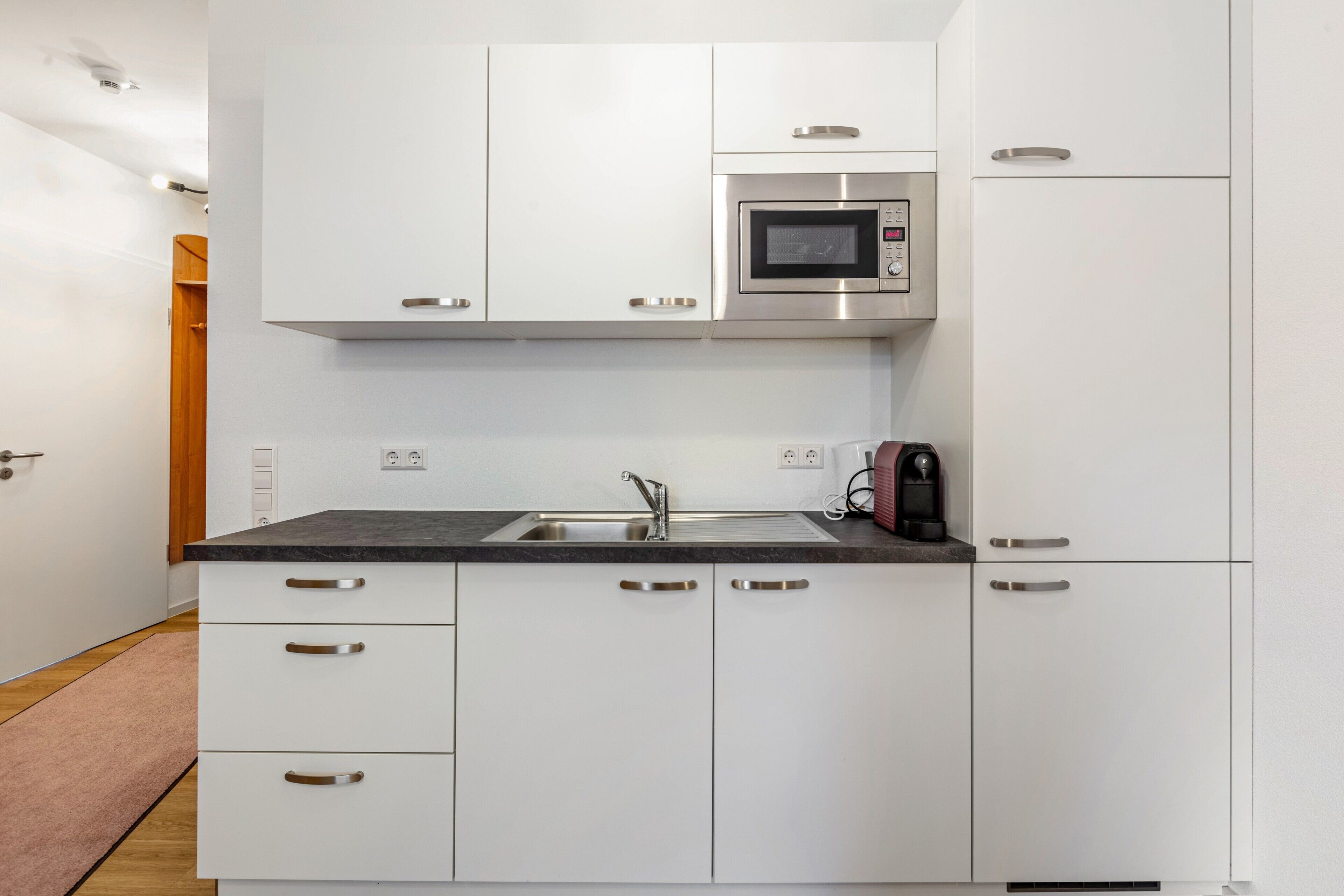 Kühlschrank, Mikrowelle, Herdplatte, Wasserkocher mit Kaffee-/Teezubehör