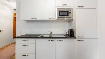 Kühlschrank, Mikrowelle, Herdplatte, Wasserkocher mit Kaffee-/Teezubehör