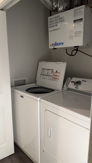 Interior - Cozy 2BR Townhouse Near Downtown • Walk-In Closet • Family & Pet Friendly (Winnipeg)