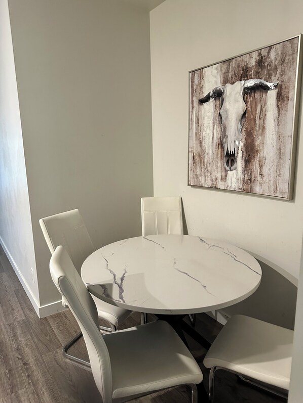 Dining - Cozy 2BR Townhouse Near Downtown • Walk-In Closet • Family & Pet Friendly (Winnipeg)