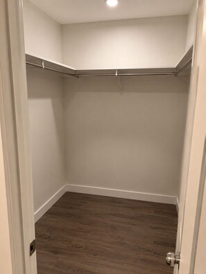 Interior - Cozy 2BR Townhouse Near Downtown • Walk-In Closet • Family & Pet Friendly (Winnipeg)