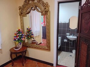 Kamar Double Deluks | Kamar mandi | Shower, perlengkapan mandi gratis, kloset, dan tisu toilet