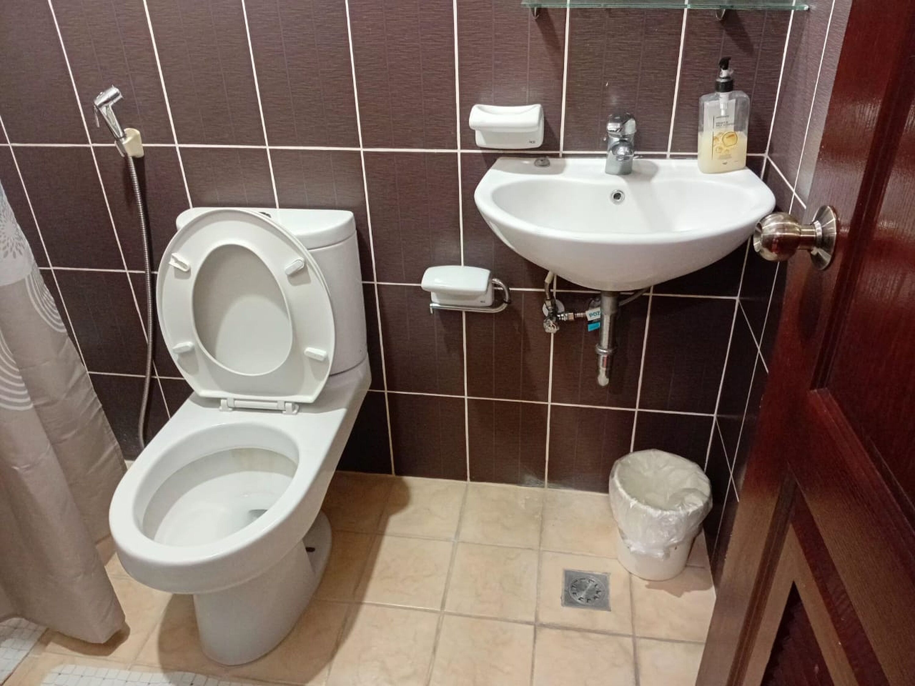 Suite exécutive | Salle de bain | Douche, articles de toilette (gratuits), bidet, papier de toilette