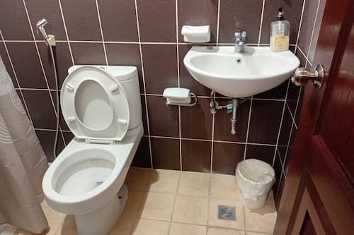 Suite exécutive | Salle de bain | Douche, articles de toilette (gratuits), bidet, papier de toilette