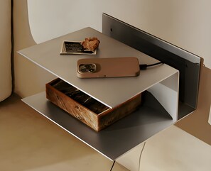 Un bureau moderne avec un smartphone, un chargeur et un tiroir.