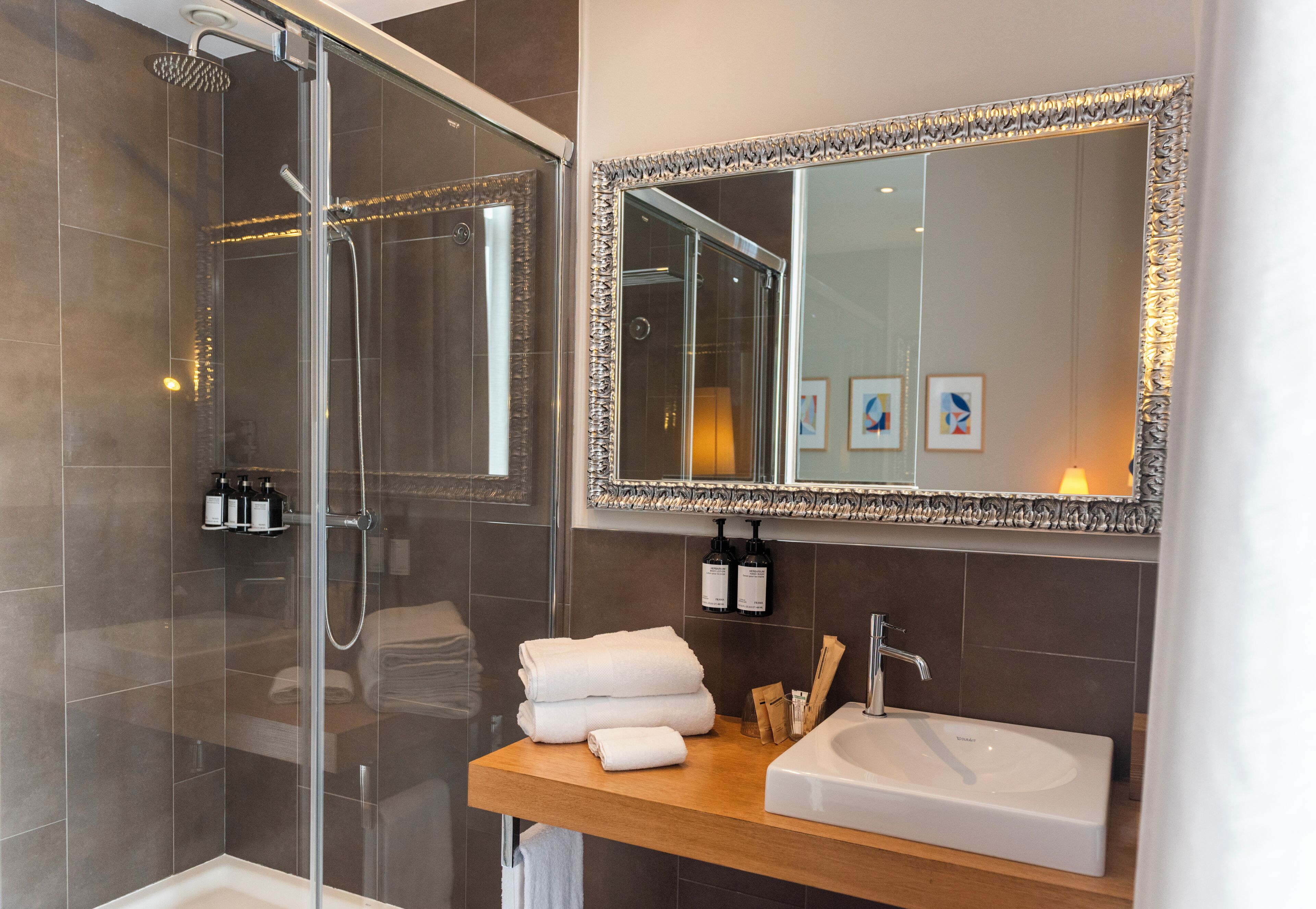 Chambre classique double, vue sur la ville | Salle de bain | Articles de toilette (gratuits), séchoir à cheveux, savon, shampooing