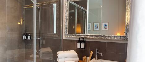Chambre classique double, vue sur la ville | Salle de bain | Articles de toilette (gratuits), séchoir à cheveux, savon, shampooing