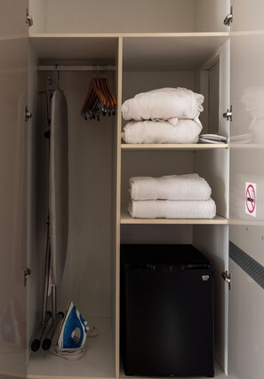 Kamar Double Klasik, pemandangan kota | Brankas, ruang kerja ramah laptop, kedap suara, dan setrika/meja setrika