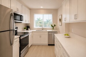 Classic Room | Private kitchen | Fridge, microwave, oven, stovetop - The Toronto Urban Suites (Toronto)