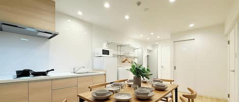 Appartamento familiare, balcone | Area soggiorno | Smart TV 55 pollici con canali via cavo