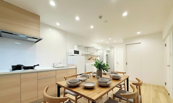 Apartamento familiar, balcón | Zona de estar | Smart TV de 55 pulgadas con canales por cable