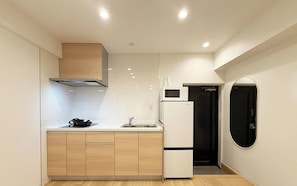 Apartamento superior, balcón | Cocina privada | Frigorífico, microondas, placa de cocina y hervidor eléctrico