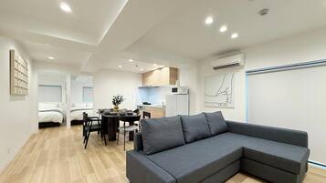 Leilighet – comfort, balkong | Oppholdsområde | En 55-tommers smart-TV med kabel-kanaler