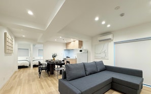 Apartamento Confort, balcón | Zona de estar | Smart TV de 55 pulgadas con canales por cable