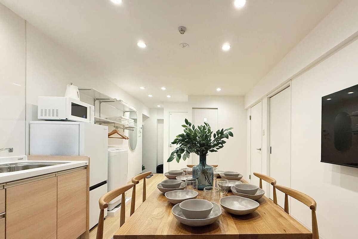 Departamento urbano, balcón | Escritorio y espacio para trabajar con laptop