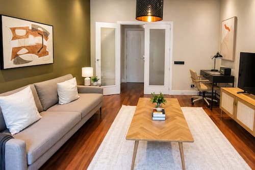 Departamento de lujo, 3 habitaciones, vista a la colina | Área de sala de estar | Televisión de pantalla plana