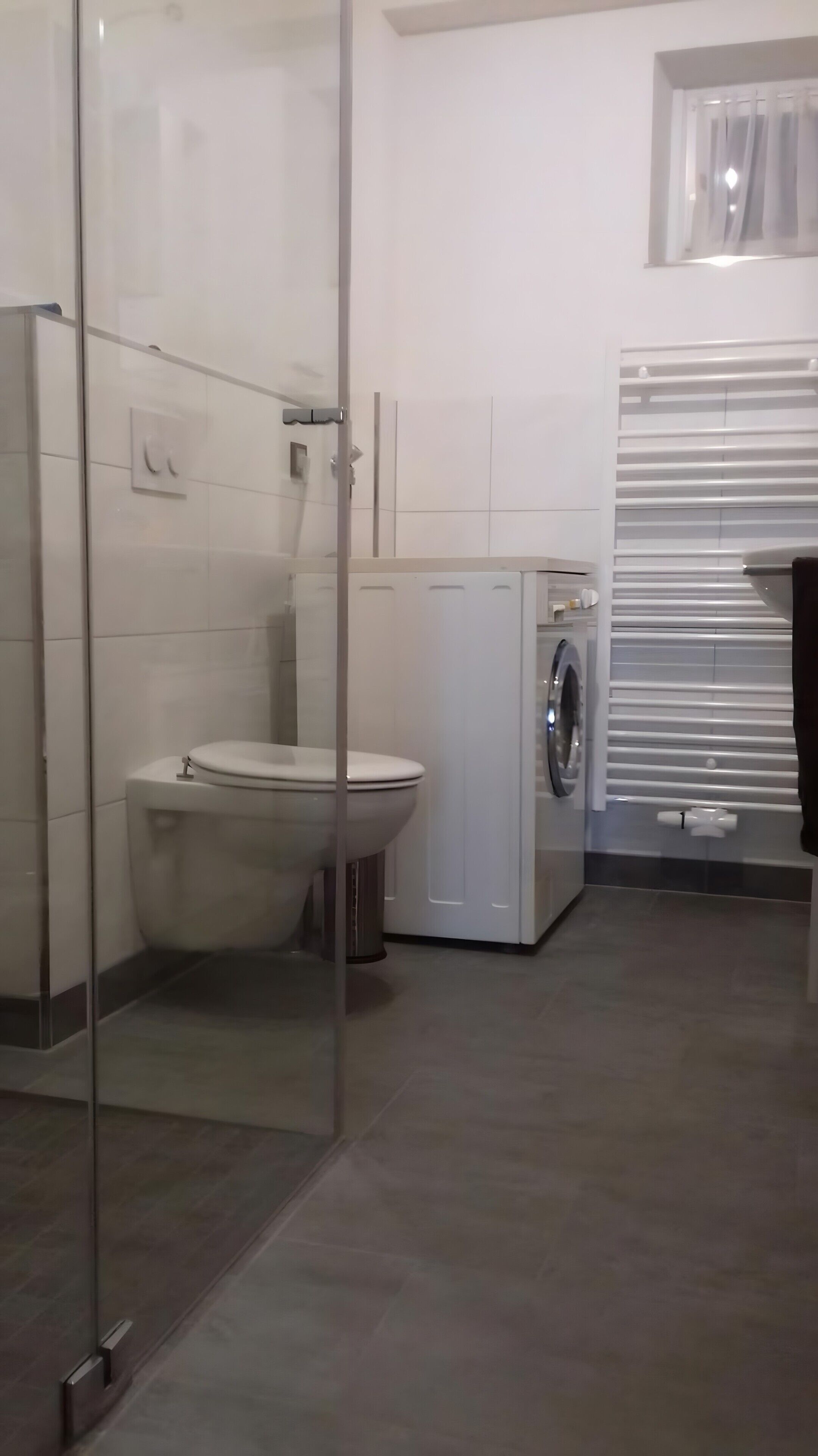Douche, sèche-cheveux, serviettes fournies